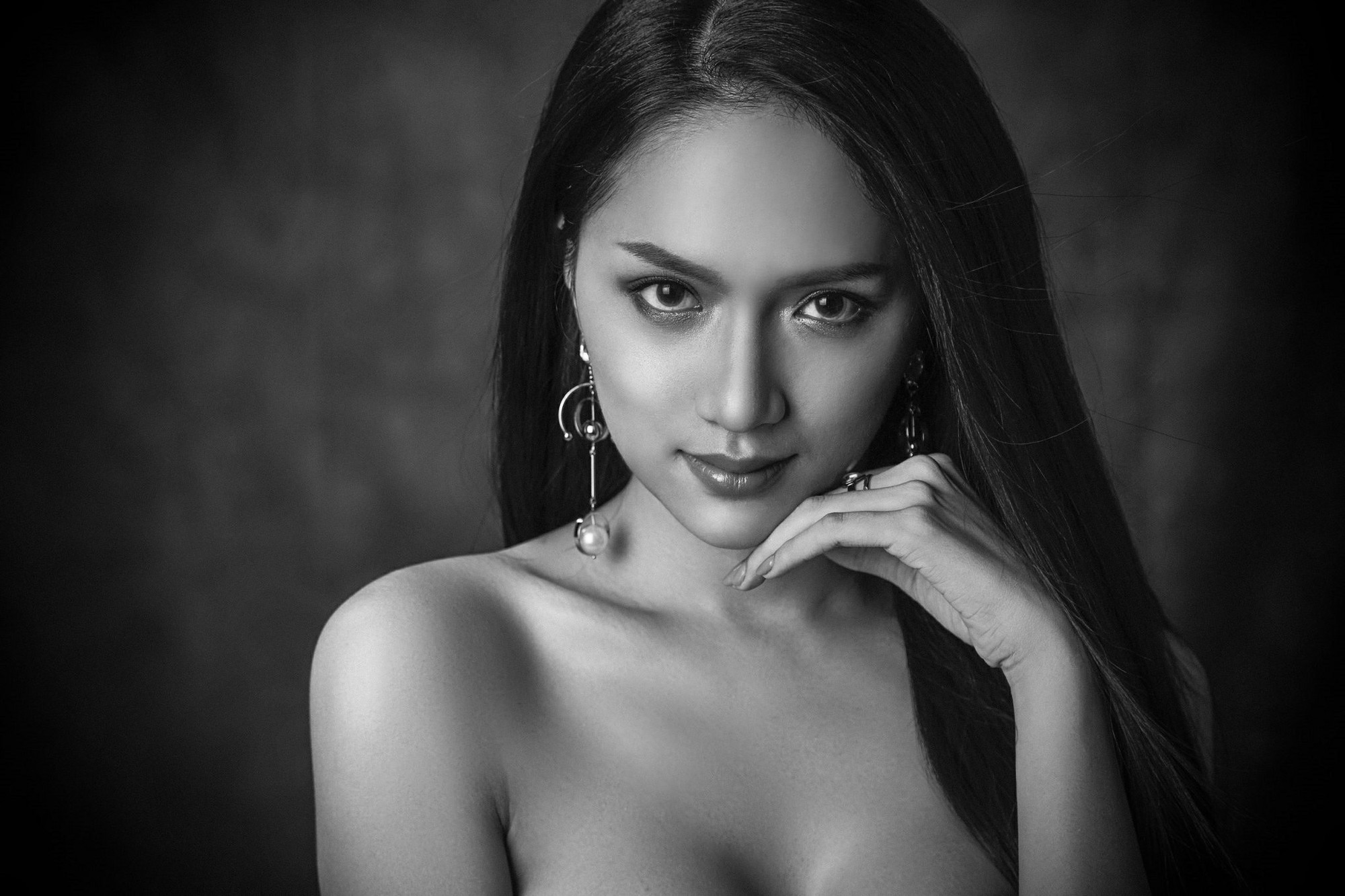 Hương Giang thần thái ngời ngời bên dàn thí sinh Hoa hậu Chuyển giới Quốc tế trong loạt ảnh beauty shoot